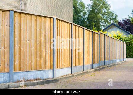 Neuen hölzernen Zaun entlang der Straße im Wohngebiet Stockfoto