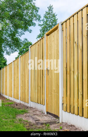 Neuen Zaun Bau von hölzernen Planken im Hinterhof gemacht Stockfoto