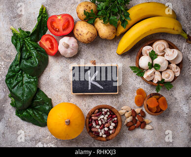 Produkte Kalium enthalten. Gesunde Ernährung Konzept Stockfoto