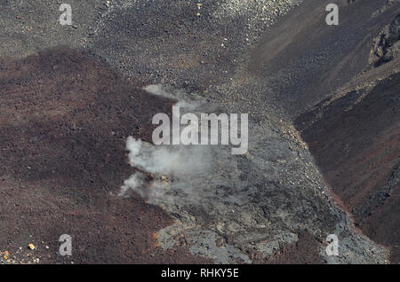 Lavafelder in den Hängen und die Caldera des Piton de la Fournaise, ein aktiver Vulkan in Réunion, Indischer Ozean Stockfoto