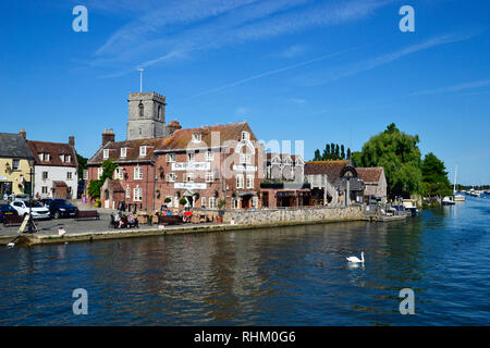 Die Quay, Wareham, Dorset, Großbritannien. Der Fluss Frome. Der alte Getreidespeicher, Cafe und Bar dominiert das Dorf Szene. Stockfoto