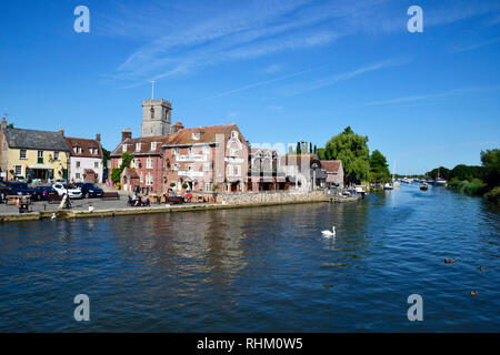 Die Quay, Wareham, Dorset, Großbritannien. Der Fluss Frome. Der alte Getreidespeicher, Cafe und Bar dominiert das Dorf Szene. Stockfoto