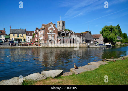 Die Quay, Wareham, Dorset, Großbritannien. Der Fluss Frome. Der alte Getreidespeicher, Cafe und Bar dominiert das Dorf Szene. Stockfoto