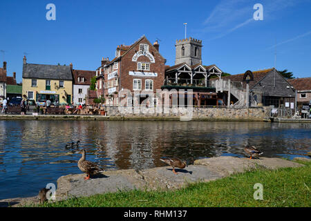 Die Quay, Wareham, Dorset, Großbritannien. Der Fluss Frome. Der alte Getreidespeicher, Cafe und Bar dominiert das Dorf Szene. Stockfoto