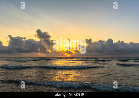 Sonnenaufgang auf dem Meer entlang der Küste von Lihue, Kauai, Hawaii Stockfoto