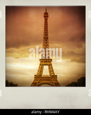 Polaroidfoto auf den Eiffelturm bei Sonnenuntergang in Paris, Frankreich Stockfoto