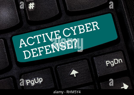 Schreiben Hinweis zeigt aktive Cyber Defensequestion. Business Foto präsentiert, die in der Erwartung gegen einen Angriff Taste der Tastatur Absicht zu Crea Stockfoto