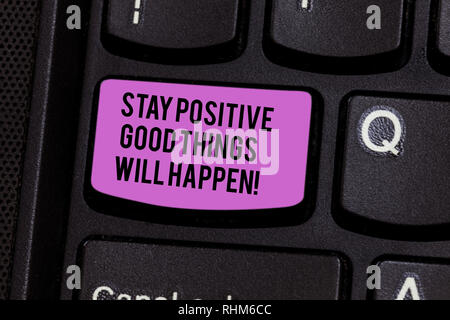 Schreiben Hinweis angezeigt bleiben sie Positiv gute Dinge passieren. Business foto Präsentation ihrer Motivation, Inspiration Taste der Tastatur Absicht halten zu creat Stockfoto