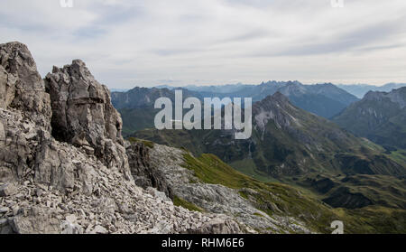 Panoramablick in die Alpen mit Felsbrocken im Vordergrund. In der Nähe von Lech, Österreich. Stockfoto