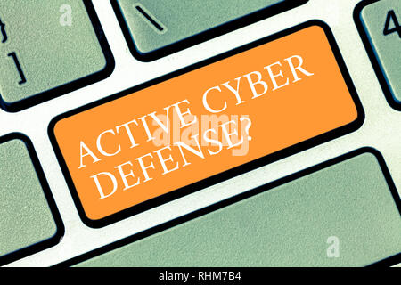 Schreiben Hinweis zeigt aktive Cyber Defensequestion. Business Foto präsentiert, die in der Erwartung gegen einen Angriff Taste der Tastatur Absicht zu Crea Stockfoto