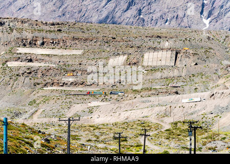 Die Argentinien Seite der Grenze mit Chile hat ungefähr 30 Haarnadelkurven oder switchback Kurven auf der Route 60 klettern die Berge bei Los Caracoles. Stockfoto