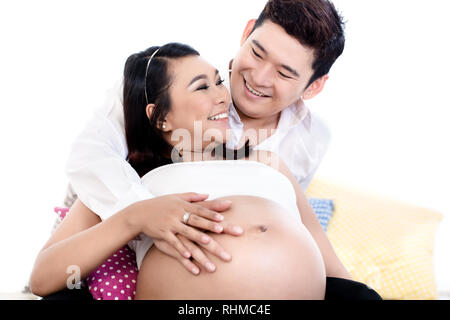 Schwangere Frau Schiefen auf die Schulter ihres Mannes Stockfoto