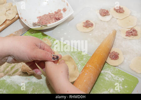 Kleiner Junge formt eine hausgemachte Ravioli zu Hause Stockfoto