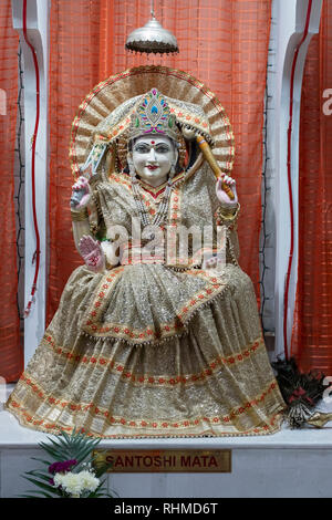 Eine Statue von Santoshi Mata, eine hinduistische Göttin. An der Satya Narayan Mandir Hindutempel in Elmhurst, Queens, New York City Stockfoto