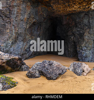 Eingang der Höhle an einem Strand in Fuerteventura Stockfoto
