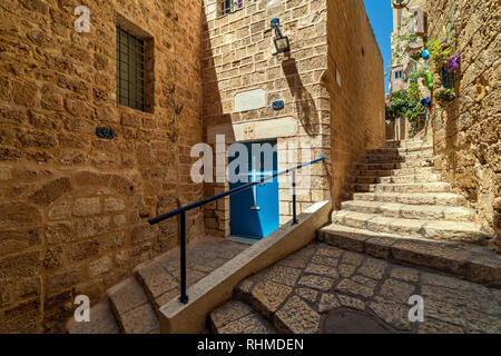 Steinerne Treppen auf der schmalen Straße zwischen den antiken und mittelalterlichen Mauern in der kleinen Stadt Jaffa, Israel. Stockfoto