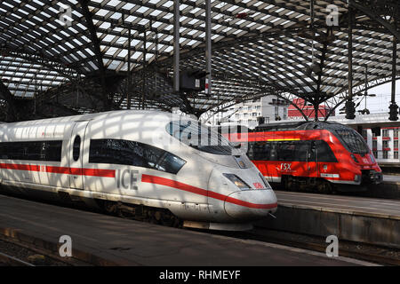 Der Kölner Hauptbahnhof; ice3 Zug; Rhein Sieg express Wwu; 442 760; Eisenbahn; Deutschland; Stockfoto