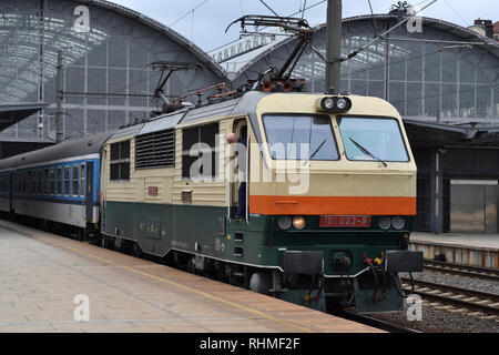 Klasse 151 elektrische Lokomotive; Prag Hauptbahnhof; Tschechische Republik Stockfoto