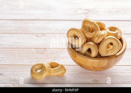 Taralli sind Snacks, eine Art von Brot, die im gesamten südlichen Hälfte der italienischen Halbinsel. Snack Konzept. Selektive konzentrieren. Stockfoto