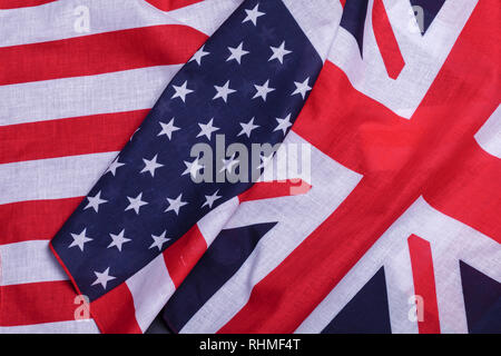 Zwei Flaggen Englisch Union Jack und USA Star Spangled Banner. Material Symbole der Länder der Ersten Welt Stockfoto