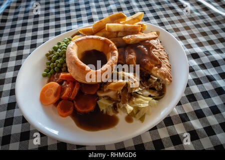 Vergoldete heißes Steak Fleisch Torte mit Pommes und Soße britische Mahlzeit auf einem karierten Tischtuch in einem Cafe in Doncaster, Yorkshire, England Stockfoto