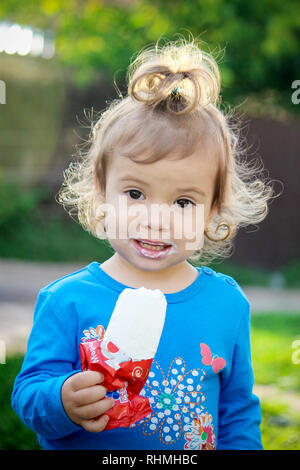 Das Kind isst Eis. Selektive konzentrieren. Stockfoto