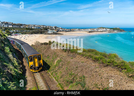 Die viel geliebt und kultige Aussicht auf die schöne kleine Eisenbahn aus St. Erth nach St. Ives, Cornwall UK Europa Stockfoto