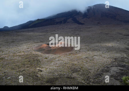 Formica Leo, eine kleine sekundäre Kegel innerhalb der riesigen Caldera des Piton de la Fournaise, ein aktiver Vulkan in Réunion Stockfoto