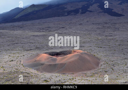 Formica Leo, eine kleine sekundäre Kegel innerhalb der riesigen Caldera des Piton de la Fournaise, ein aktiver Vulkan in Réunion Stockfoto