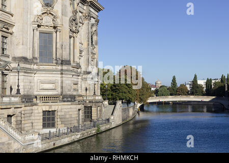 Abstrakte Sicht auf den Berliner Dom Kirche am Ufer der Spree Stockfoto