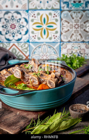 Rindfleisch Rippen Bourguignon. Rindfleisch Rippen geschmort mit Karotten, Zwiebeln in Rotwein. Frankreich Gericht Stockfoto