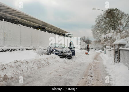 Vinter i förorten/Winter in der Vorstadt Stockfoto