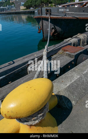 Hikitia ist eine selbstfahrende floating Dampf Kran in Wellington, Neuseeland. Sie ist dafür gedacht, die sich nur auf die Arbeitszeit Dampf Kran ihrer Art werden in Stockfoto