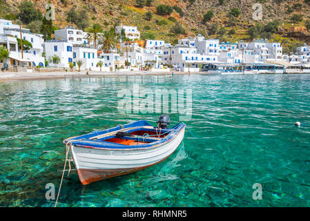 Angeln Boot und das malerische Dorf Loutro in Kreta, Griechenland Stockfoto