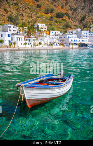 Angeln Boot und das malerische Dorf Loutro in Kreta, Griechenland Stockfoto