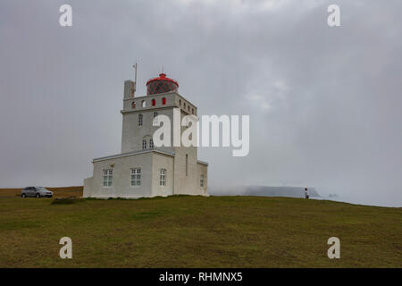 Dyrhólaey Leuchtturm, an der südlichen Küste von Island gefunden in der Nähe des Dorfes Dorf Vík í Mýrdal. Stockfoto