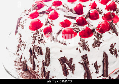 Jahrestag Schwarzwälder Kirschtorte close-up. Hausgemachte Foret Noire Kuchen mit Schlagsahne, Kirschen und Schokolade Stockfoto