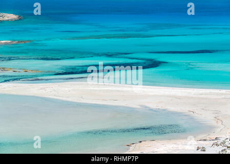 Abstrakte Luftaufnahme eines exotischen unberührten Lagune mit türkisblauem Wasser Stockfoto