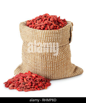 Getrocknete Goji Beeren im Sack auf weißem Hintergrund Stockfoto