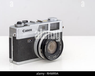 Ein preloved Beispiel dieser klassischen Kamera, Innenansicht. Die canonet QL17 von Canon ist eine 35mm-Kamera zuerst 1972 hergestellt. Stockfoto