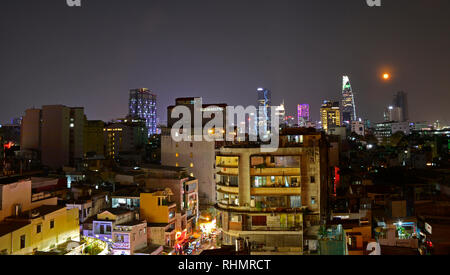 Ho Chi Minh City, Vietnam - 2. Januar 2018. Vollmond und die Saigon Skyline Blick in Richtung der Bitexco Financial Tower im District 1. Übernommen von Stockfoto