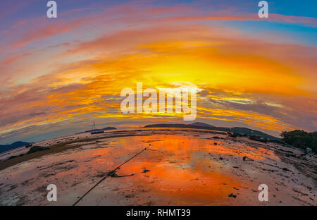 Landschaft die Kurve der Horizont bei der aufgehenden Sonne über dem Meer Rawai Phuket Thailand Stockfoto