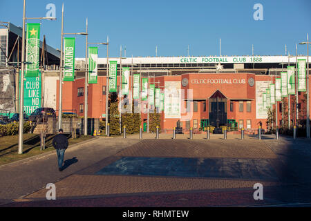 Celtic Fan zu Fuß in Richtung der Eingang zu Celtic Park Stadion Stockfoto