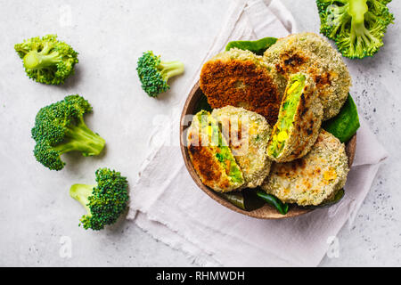 Grüne Veggie Schnitzel in Coconut shell Teller auf weißem Hintergrund. Gesund essen vegn Konzept. Stockfoto