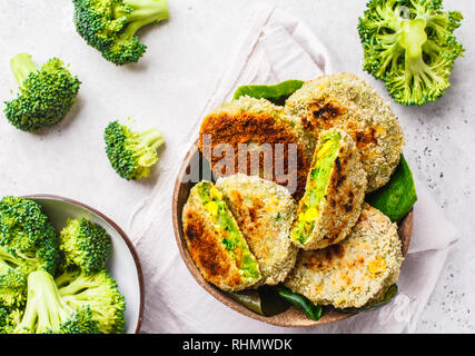 Grüne Veggie Schnitzel in Coconut shell Teller auf weißem Hintergrund. Gesund essen vegn Konzept. Stockfoto