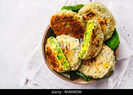 Grüne Veggie Schnitzel in Coconut shell Teller auf weißem Hintergrund. Gesund essen vegn Konzept. Stockfoto