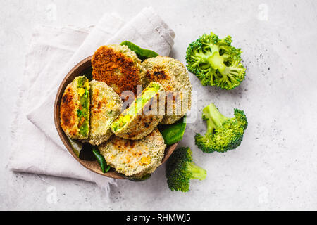 Grüne Veggie Schnitzel in Coconut shell Teller auf weißem Hintergrund. Gesund essen vegn Konzept. Stockfoto