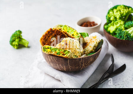 Grüne Veggie Schnitzel in Coconut shell Teller auf weißem Hintergrund. Gesund essen vegn Konzept. Stockfoto