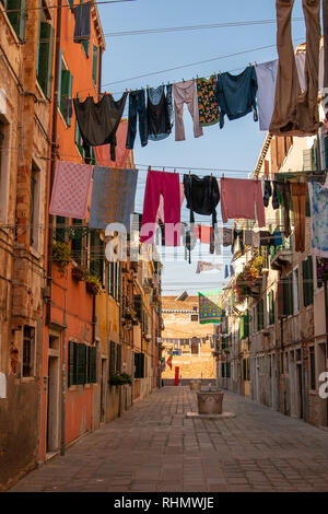Klassische Klischee, alt und Gasse in Venedig mit Kleidung/Wäsche auf einem Seile Stockfoto