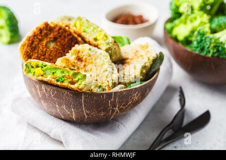 Grüne Brokkoli Burger im Coconut shell Teller auf weißem Hintergrund. Gesund essen vegn Konzept. Stockfoto